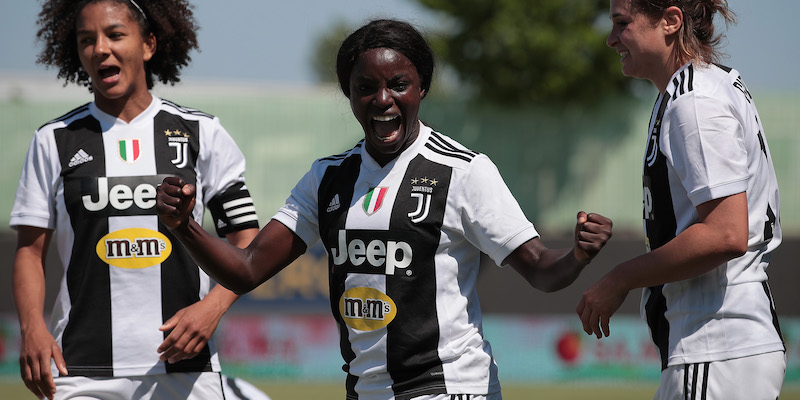 Eniola Aluko, attaccante inglese della Juventus, dopo un gol segnato nella passata stagione (Getty Images)