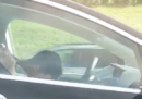 Il video di una Tesla che si guida da sola in un'autostrada del Massachusetts mentre il suo conducente dorme
