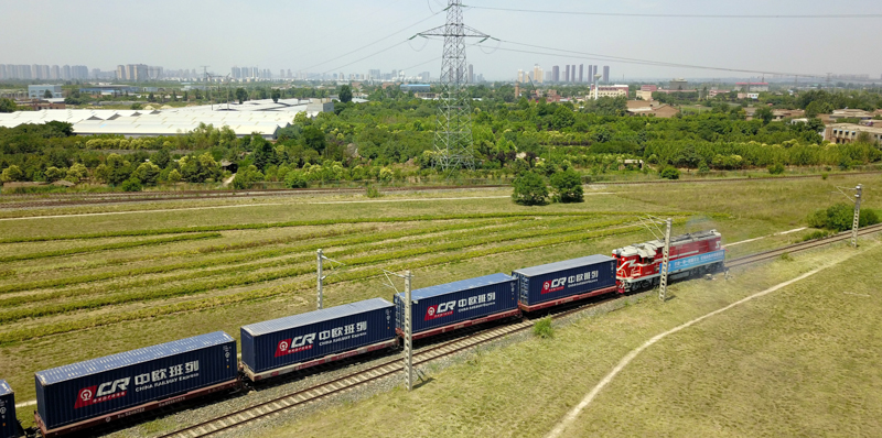 Un treno merci carico di automobili arriva a Xinzhu, in Cina, dopo essere partito dal Belgio. (VCG/VCG via Getty Images)