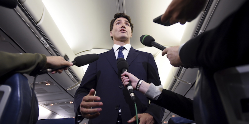 Il primo ministro canadese Justin Trudeau parla ai giornalisti scusandosi per un suo travestimento razzista del 2001, il 18 settembre 2019 (Sean Kilpatrick/The Canadian Press via AP)