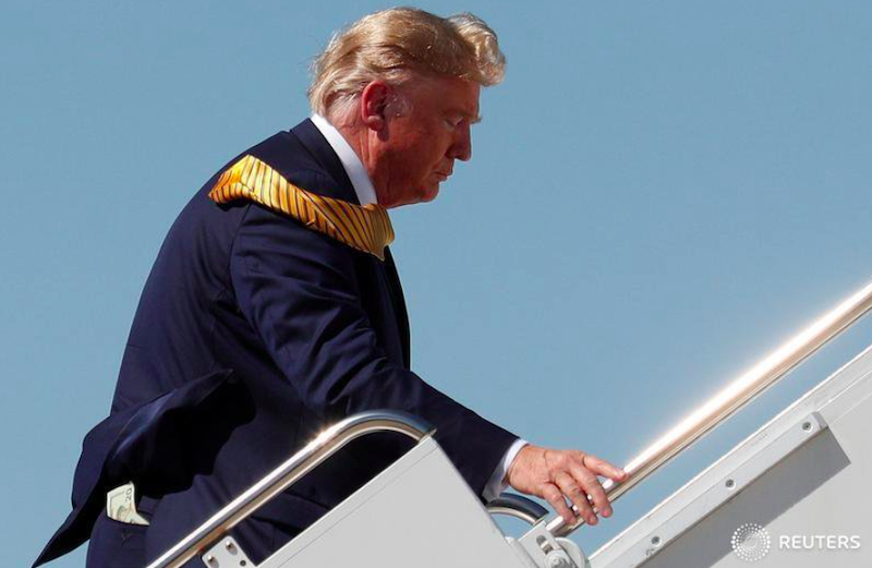 Donald Trump mentre sale sull'Air Force One a Mountain View, California (Tom Brenner/Reuters)