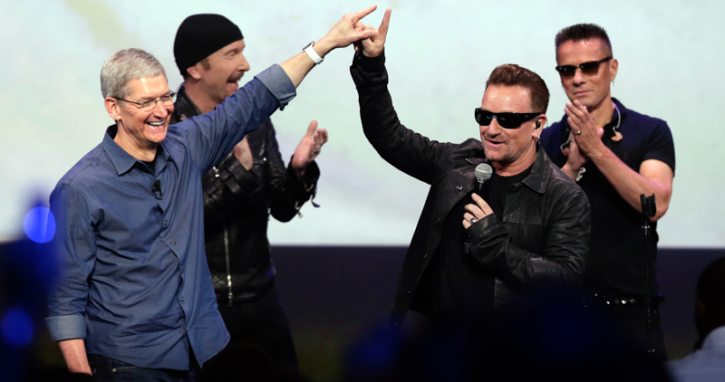 Gli U2 e Tim Cook sul palco dell'evento Apple a Cupertino, il 9 settembre 2014. (AP Photo/Marcio Jose Sanchez, File)