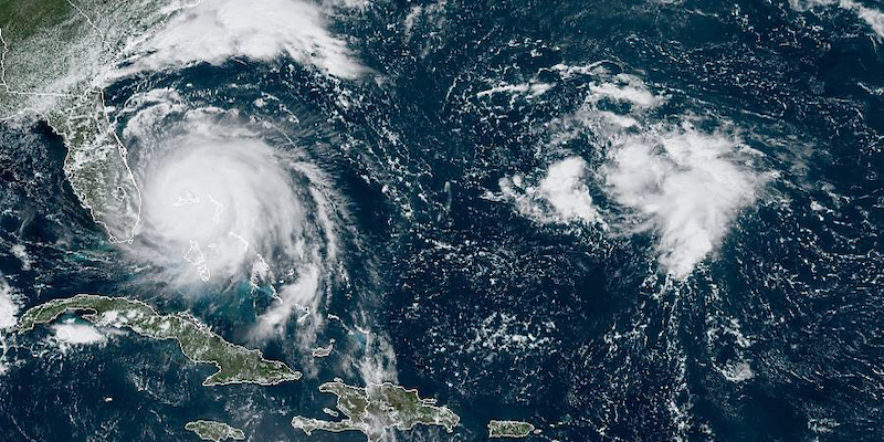 Immagine dell'uragano Dorian sulle Bahamas realizzata dal satellite GOES-16 lunedì 2 settembre, quando in Italia erano le 18.40 (NOAA via AP)