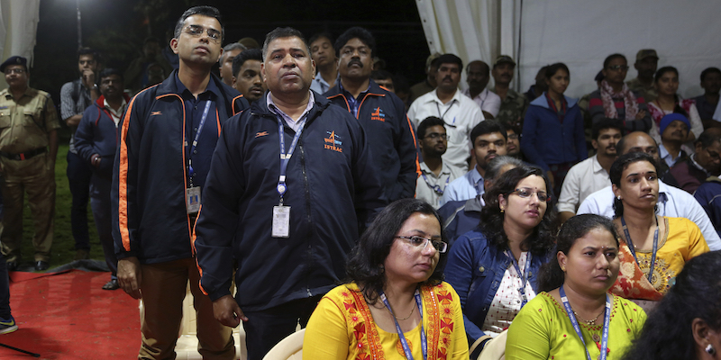 Impiegati dell'ISRO, l'agenzia spaziale indiana, durante l'annuncio sulla perdita di contatti con il lander lunare Vikram, il 7 settembre 2019, a Bangalore (AP Photo/Aijaz Rahi)