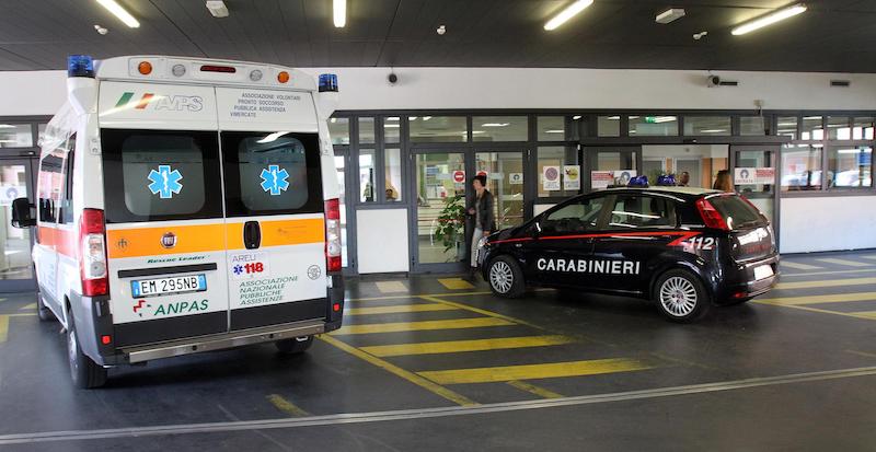 Una macchina dei Carabinieri fuori dal pronto soccorso dell'ospedale di Vimercate, in una foto del 2015 (ANSA / MATTEO BAZZI)