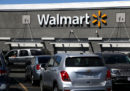Walmart, la più grande catena di supermercati negli Stati Uniti, non venderà più munizioni per pistole e fucili d'assalto