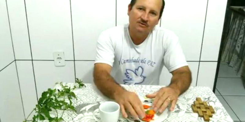 Un video su YouTube in brasiliano che consiglia il consumo di piante esotiche per trattare i tumori (YouTube)