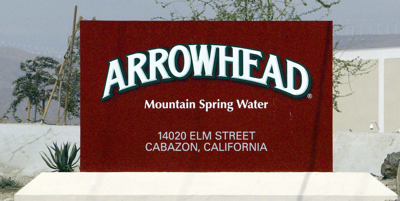 Il cartello all'ingresso dell'impianto di imbottigliamento di Arrowhead, di proprietà di Nestlé, a Cabazon, in California (AP Photo/Damian Dovarganes)