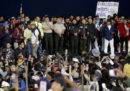 In Ecuador otto poliziotti sono stati catturati dai manifestanti e fatti sfilare davanti alla folla