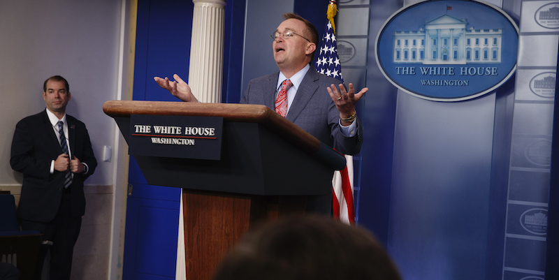 Il capo provvisorio dello staff della Casa Bianca ha detto che Trump decise di sospendere gli aiuti economici all’Ucraina per costringerne il governo a indagare sulla campagna presidenziale del 2016