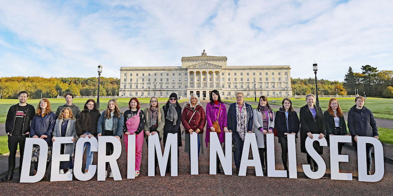 Un gruppo di attiviste davanti al parlamento di Belfast, in Irlanda del Nord (Niall Carson/PA via AP)