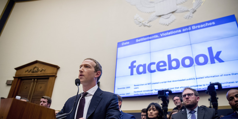 Mark Zuckerberg durante l'audizione davanti alla commissione per i servizi finanziari della Camera dei Rappresentanti degli Stati Uniti (AP Photo/Andrew Harnik)
