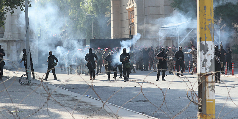 Proteste e polizia a Baghdad, Iraq, 25 ottobre 2019 (AP Photo/Hadi Mizban)