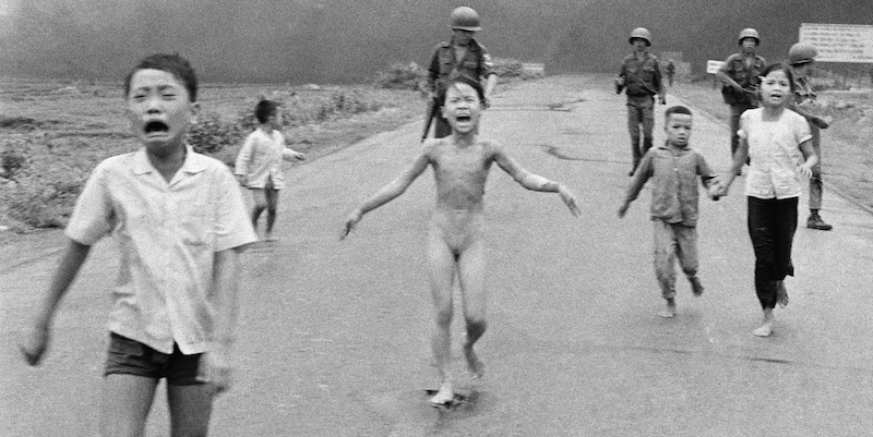 La storia dietro alla foto più famosa della guerra in Vietnam
