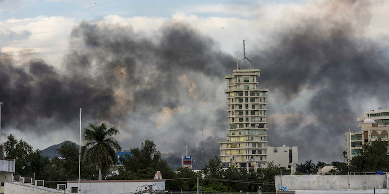 Fumo causato da automobili incendiate a Culiacán, in Messico, il 17 ottobre 2019 (AP Photo/Hector Parra)