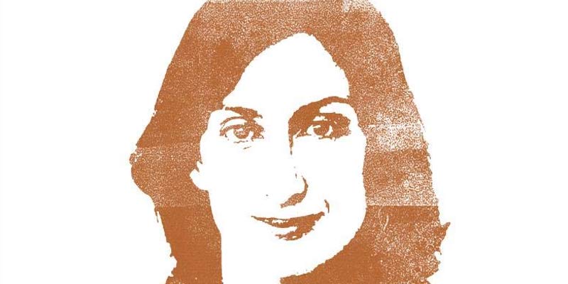 Il volto della giornalista maltese Daphne Caruana Galizia, sulla copertina del libro "Di' la verità anche se la tua voce trema" (Bompiani)