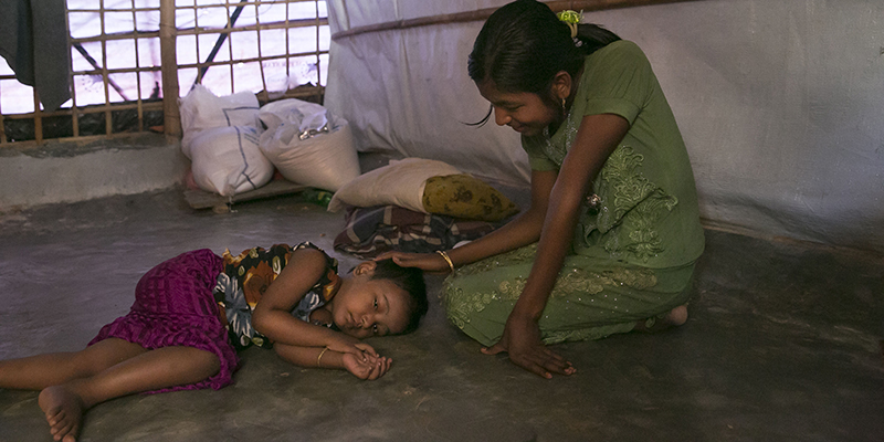 Due persone in un campo profughi del Bangladesh, 25 agosto 2019 (Allison Joyce/Getty Images)