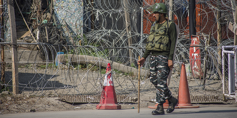 Un soldato indiano a Srinagar, in Kashmir, 24 settembre 2019 (Yawar Nazir/ Getty Images)