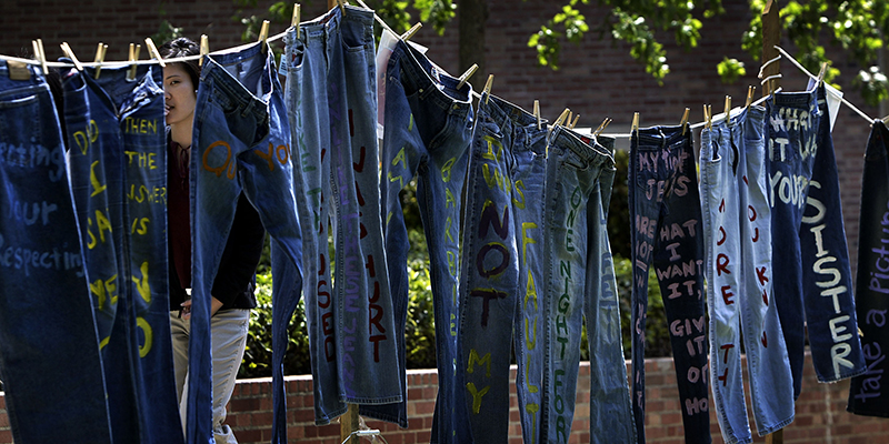 Jeans con messaggi che sfidano i pregiudizi sulla violenza sessuale, appesi nel campus dell'Università della California, a Los Angeles, nel 2004. Quella forma di protesta nacque e si diffuse in tutto il mondo dopo la celebre "sentenza dei jeans" della Corte di Cassazione italiana (David McNew/Getty Images)