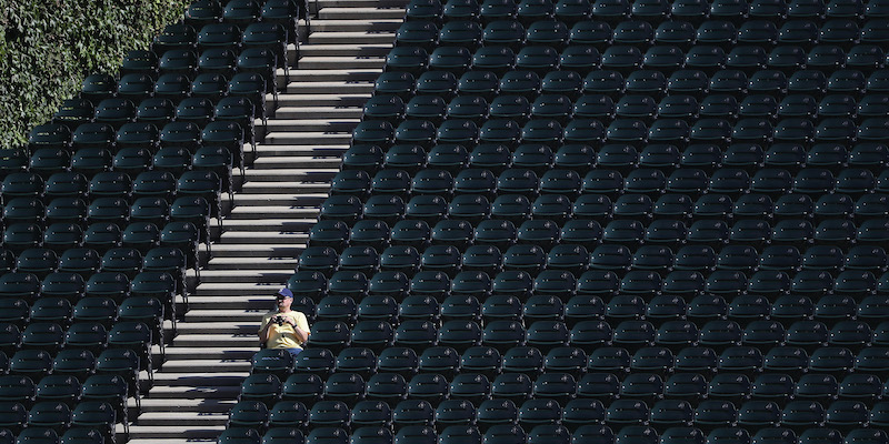 Uno spettatore durante una partita dei Chicago White Sox contro i Detroit Tigers, al Guaranteed Rate Field di Chicago (Jonathan Daniel/Getty Images)