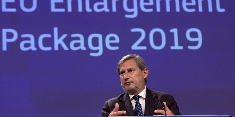 Il commissario europeo per la politica di vicinato e i negoziati per l'allargamento dell'Unione Europea Johannes Hahn il 29 maggio 2019 (AP Photo/Virginia Mayo)