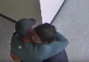 Il video di un insegnante che disarma e abbraccia uno studente entrato a scuola con un fucile