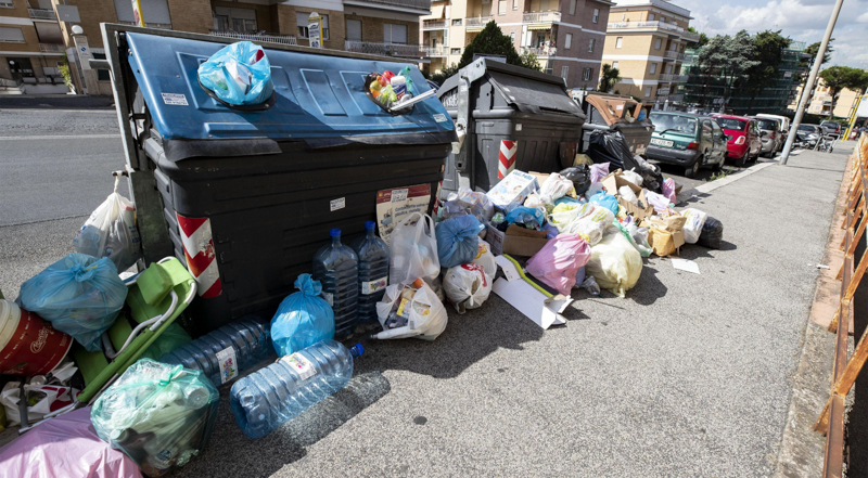 Si sono dimessi l’amministratore delegato e il Consiglio di amministrazione di AMA, l’azienda dei rifiuti di Roma