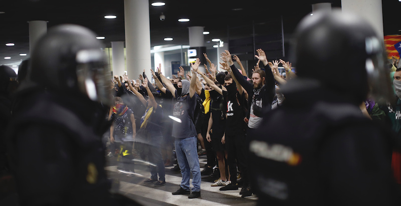 Manifestanti all'aeroporto El Prat di Barcellona, 14 ottobre 2019 (AP Photo/Emilio Morenatti)
