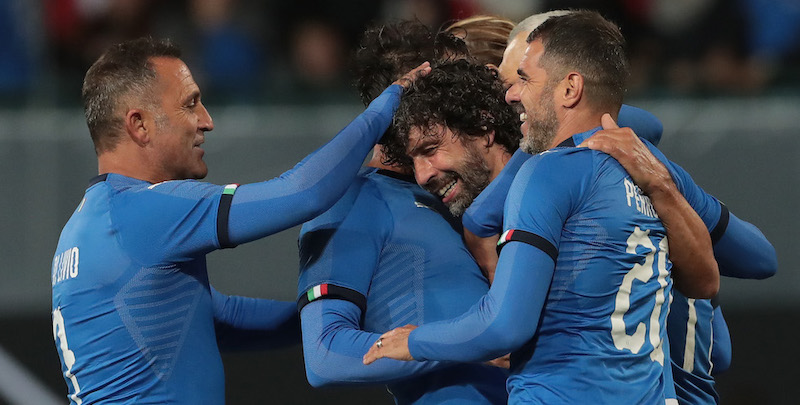Fabio Cannavaro e altri si congratulano con Damiano Tommasi per il suo gol
(Emilio Andreoli/Getty Images)