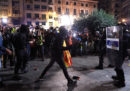 Sabato sera a Barcellona ci sono stati violenti scontri tra la polizia e i manifestanti indipendentisti