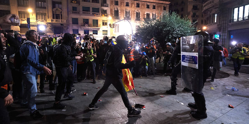 Scontro tra manifestanti indipendentisti e la polizia a Barcellona, il 26 ottobre 2019 (Alex Caparros/Getty Images)