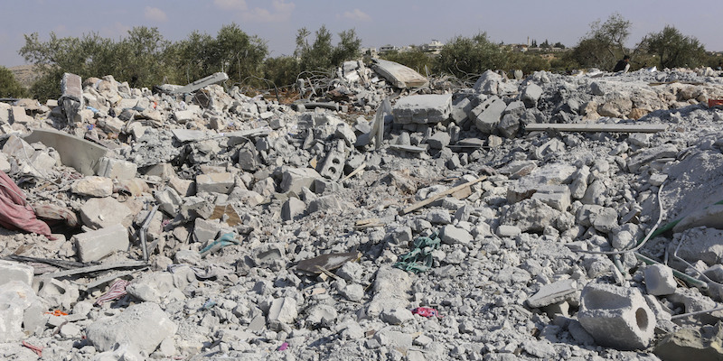 Le rovine dell'edificio dove è morto Abu Bakr al Baghdadi, a Berisha, in Siria (Mustafa Dahnon/picture-alliance/dpa/AP Images)