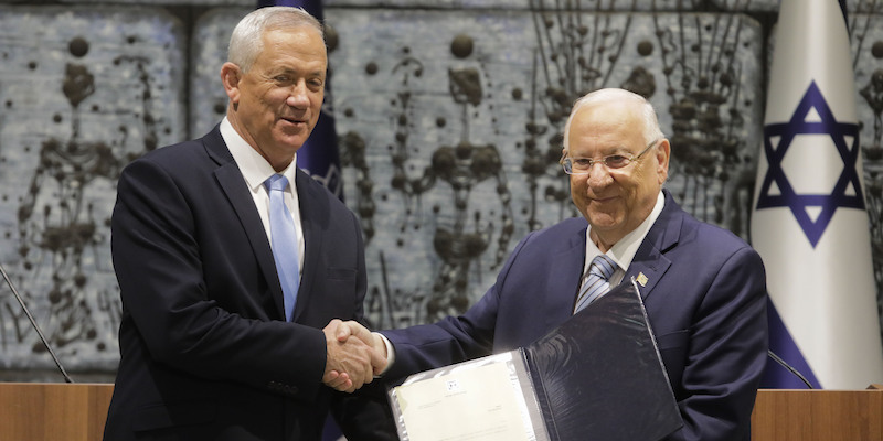 Il presidente israeliano Reuven Rivlin, a destra, dà a Benny Gantz il mandato di provare a formare un nuovo governo, il 23 ottobre 2019, a Gerusalemme (AP Photo/Sebastian Scheiner)