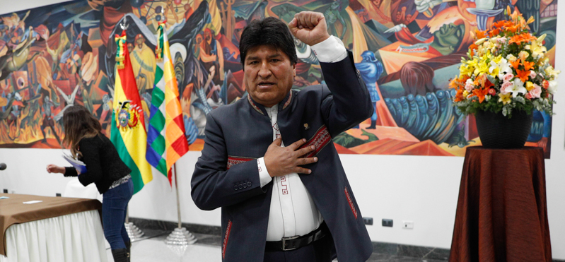 Evo Morales dopo una conferenza stampa a La Paz in cui si è proclamato rieletto. (AP Photo/Juan Karita)