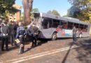 Un autobus si è scontrato contro un albero a Roma