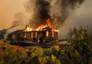 In California è stato ordinato a decine di migliaia di persone di lasciare le proprie case a causa degli incendi in corso