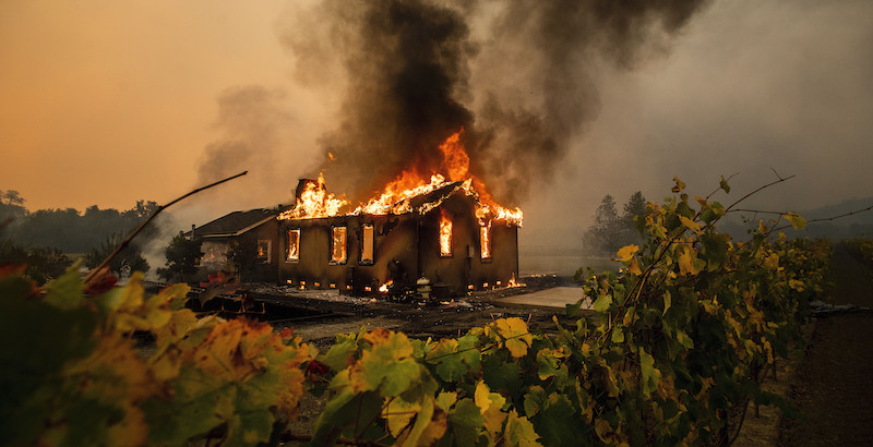 Un incendio nella contea di Sonoma, California (AP Photo/Noah Berger)