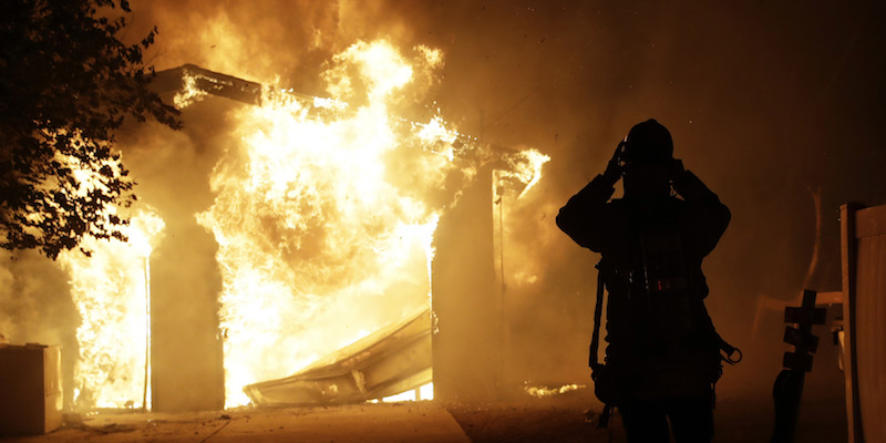 Un edificio in fiamme a Santa Clarita, in California, il 24 ottobre 2019 (AP Photo/Marcio Jose Sanchez)