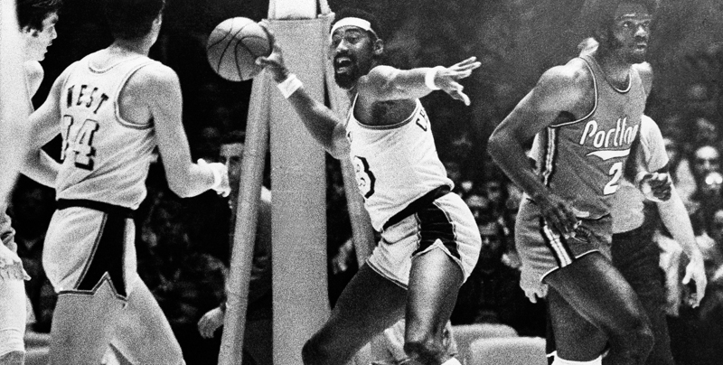 Wilt Chamberlain con la maglia dei Los Angeles Lakers nel 1972. (AP Photo)