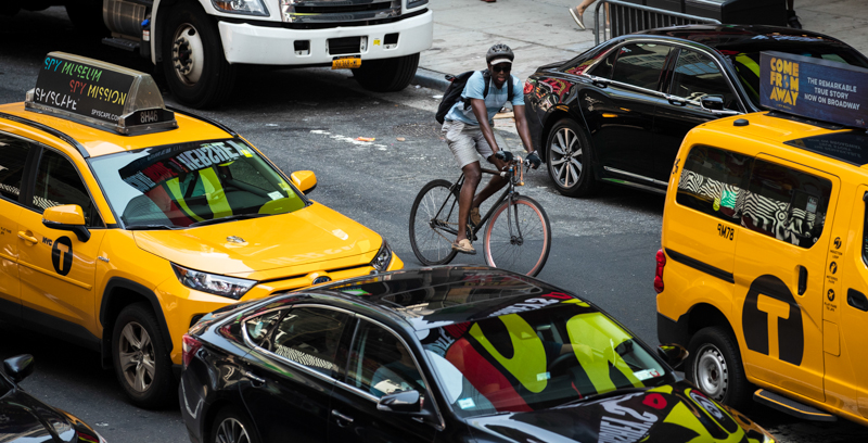 Un ciclista in mezzo al traffico a Manhattan. (Drew Angerer/Getty Images)