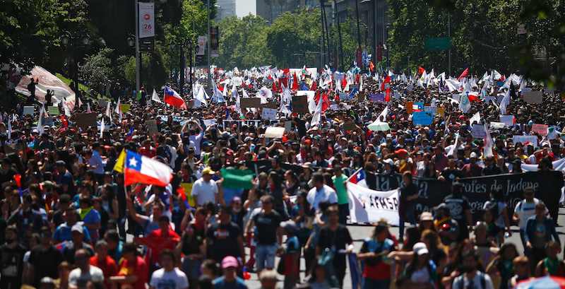 Manifestazione antigovernativa a Santiago, 23 ottobre (Pablo VERA / AFP)