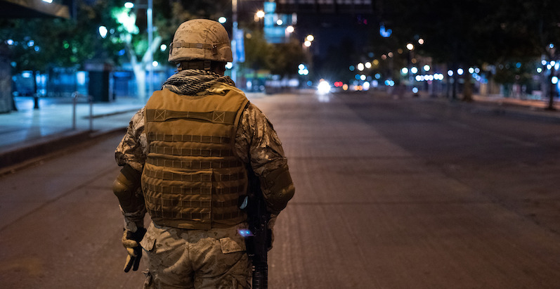 Un militare cileno a Santiago (Claudio Santana/Getty Images)