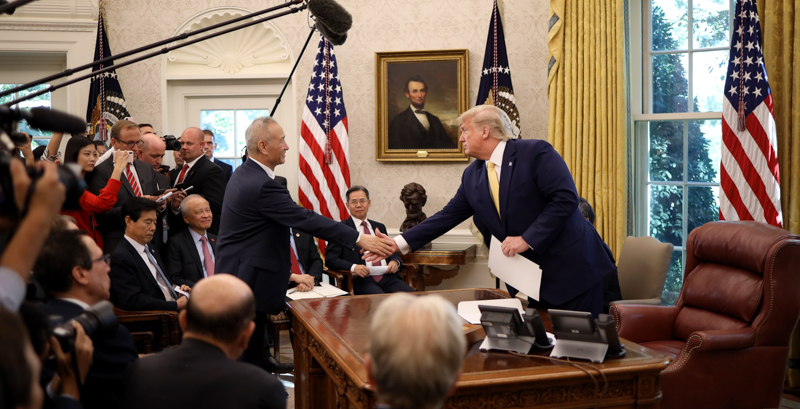 Il presidente degli Stati Uniti Donald Trump con il vice primo ministro cinese Liu He allo Studio Ovale, l'11 ottobre 2019. (Win McNamee/Getty Images)