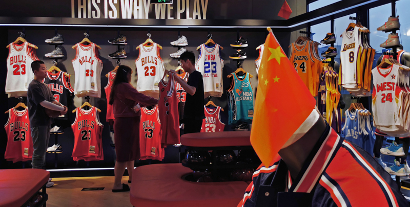 Un negozio ufficiale della NBA a Pechino. (Kevin Frayer/Getty Images)