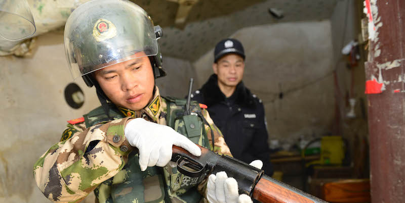 Un poliziotto armato durante un'operazione antidroga nella città di Boshe, Guangdong, Cina, dicembre 2013
(Imaginechina via AP Images)