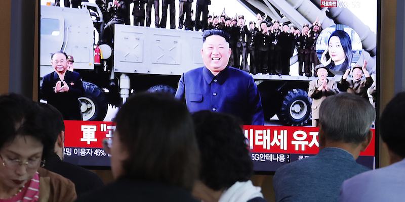 Una fotografia del dittatore nordcoreano Kim Jong-un trasmessa in un telegiornale su uno schermo della stazione di Seul, il 2 ottobre 2019 (AP Photo/Ahn Young-joon)