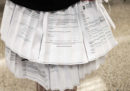 Una dottoranda ha discusso la tesi indossando una gonna fatta con lettere di rifiuto