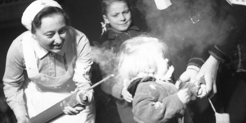 Trattamento sanitario con DDT per una bambina durante la Seconda guerra mondiale (George Konig/Keystone Features/Getty Images)