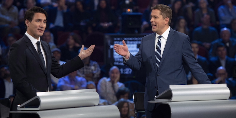 Il primo ministro canadese e leader del Partito Liberale Justin Trudeau, a sinistra, e il conservatore Andrew Scheer, durante il dibattito televisivo in vista delle elezioni, il 7 ottobre 2019 (Sean Kilpatrick/The Canadian Press via AP)