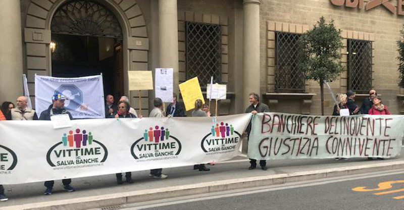 Un corteo dei risparmiatori davanti all'ex sede della Banca Etruria ad Arezzo. (ANSA)